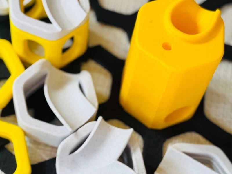 Verschiedene Teile mit dem 3D-Drucker erstellt das Spiel GraviTrax Junior Murmelbahn