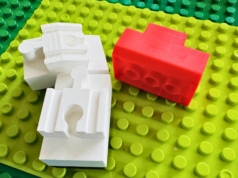 Verschiedene 3D-gedruckte Adapter für Holzeisenbahn auf Duplo-Basisplatte