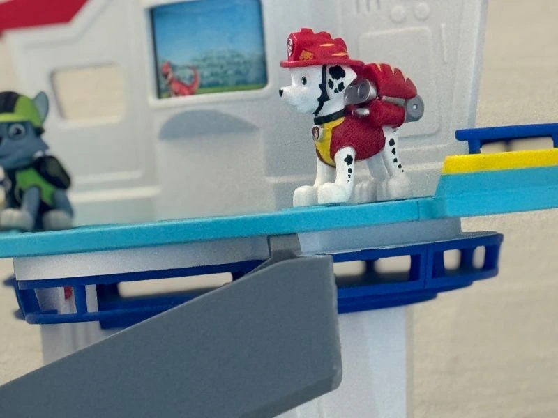 Paw Patrol Tower mit 3D Drucker gedruckt mit Marshall und Rocky auf der Drehplattform.