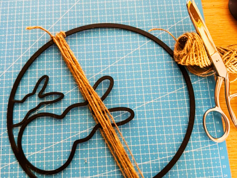 DIY-Osterkranz mit 3D-gedrucktem Ring mit Hasen und Jutegarn