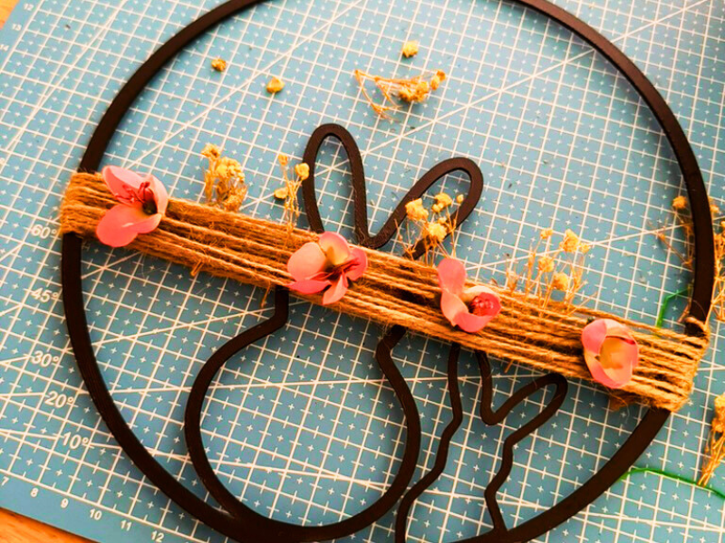 DIY-Osterkranz mit 3D-gedrucktem Ring mit Hasen, Jutegarn und Trockenblumen