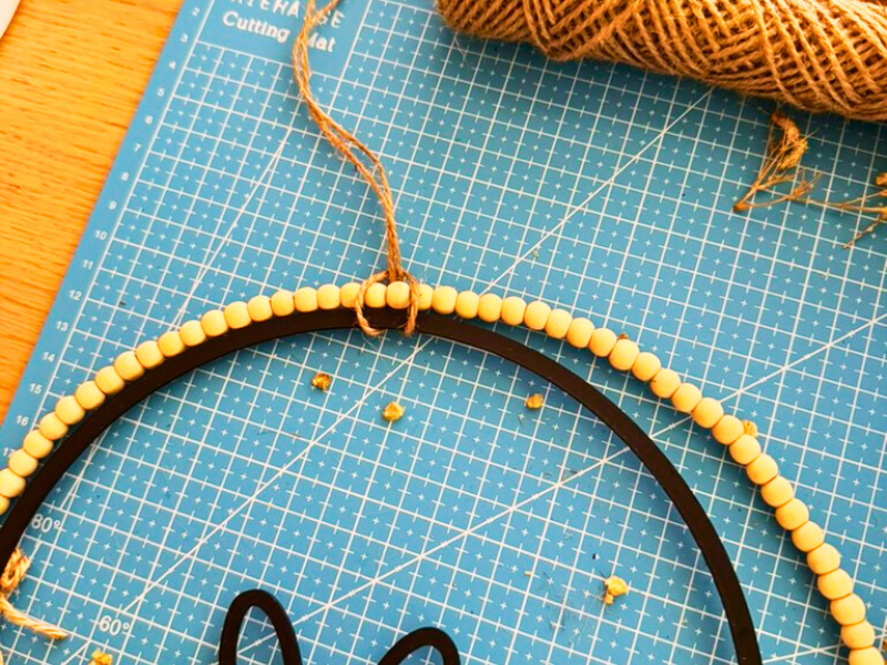 DIY-Osterkranz mit 3D-gedrucktem Hasenmotiv, Jutegarn und Holzperlen Rahmen