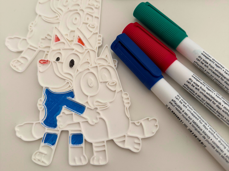 3D-gedruckte Ausmalfigur aus weißem PLA mit bunten Filzstiften zum Bemalen für Kinder