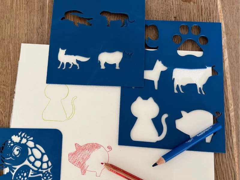 3D-gedruckte blaue Bastelschablonen mit Tiermotiven zum Ausmalen und Nachzeichnen für Kinder.