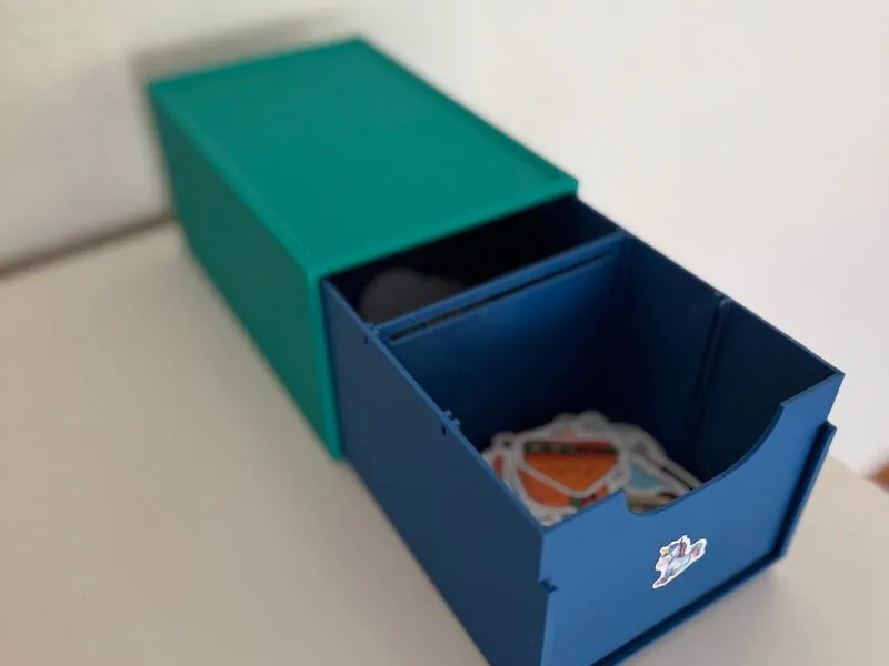3D-gedruckte modulare Schublade in Blau und Grün zur Aufbewahrung von Stickern und Kleinteilen.