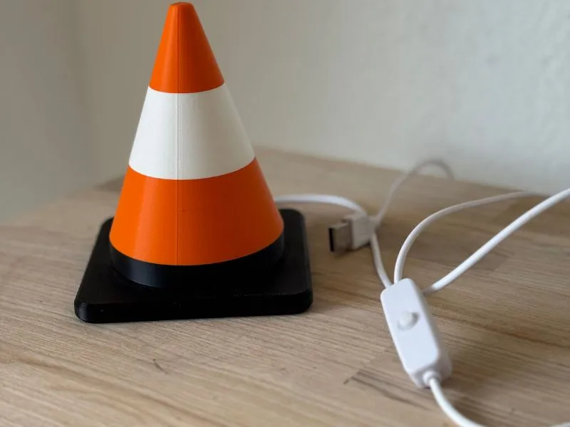 Nachtlicht im Verkehrskegel-Design 3D-gedrucktes Nachtlicht im Verkehrskegel-Design mit USB-Anschluss – kreative Lampe fürs Kinderzimmer.