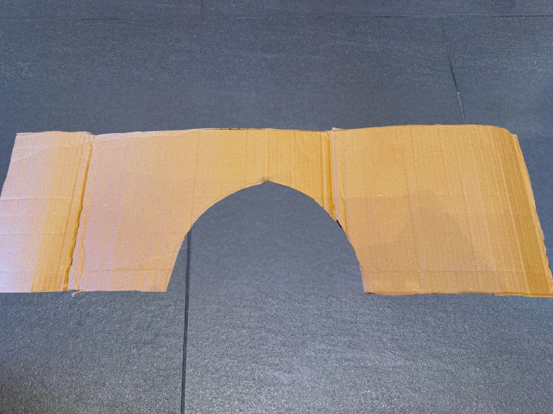 Kartonteile für die Helmform werden ausgeschnitten und vorbereitet.