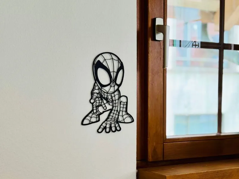 Wanddeko mit Lieblingshelden 3D-gedruckte Wanddeko im Comic-Design – beliebte Kinderzimmer-Idee mit Superheld-Motiv.