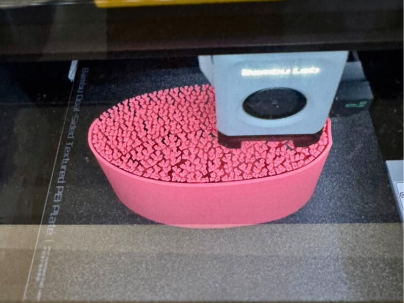 3D-Druck mit Baumstützstrukturen auf einem Bambu Lab Drucker – filigrane Support-Struktur während des Druckprozesses.