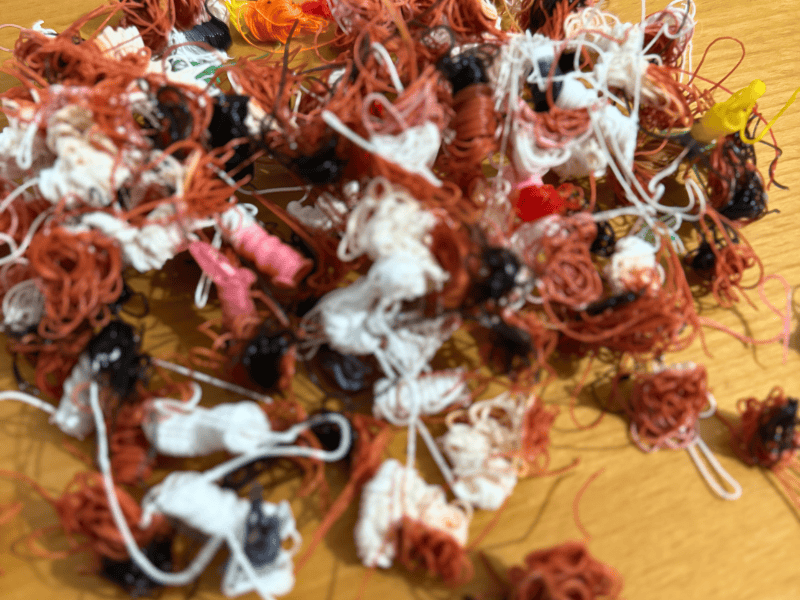 3-D-gedrucktes Einhorn-Schmuckkästchen mit Regenbogen-Mähne, bestückt mit bunten Kinderarmbändern und Perlenketten