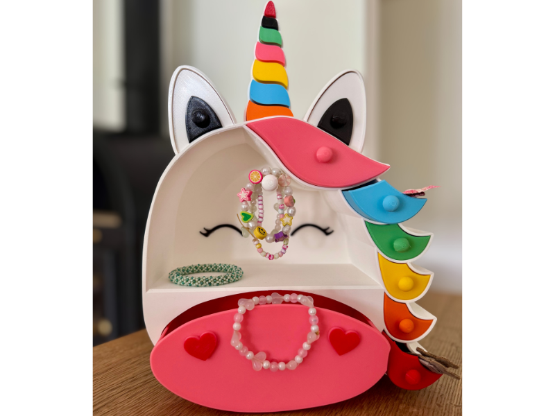 Schmuckkästchen-3d-Druck-_1_ 3-D-gedrucktes Einhorn-Schmuckkästchen mit Regenbogen-Mähne, bestückt mit bunten Kinderarmbändern und Perlenketten