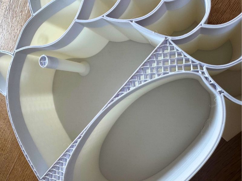 Unvollständig gedrucktes Einhorn-Schmuckkästchen aus dem 3D-Drucker – Druck wurde versehentlich zu früh gestoppt.