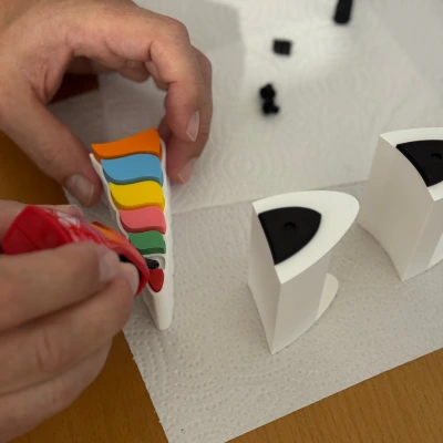 3D-Druck bemalen – So gibst du deinen Prints Farbe & Charakter Hand bemalt ein 3D-gedrucktes Objekt mit bunten Farben – kreative Nachbearbeitung eines PLA-Drucks mit Acrylfarbe für individuelle Designs.