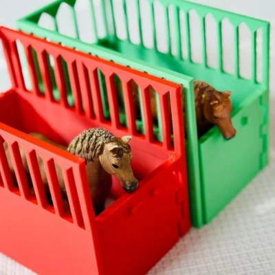 Pferdebox aus dem 3D-Drucker – DIY-Stall für kleine Tierfreunde 🐴 3D-gedruckte Pferdeboxen in Rot und Grün mit kleinen Pferdefiguren – DIY-Spielzeug aus dem 3D-Drucker für den Mini-Bauernhof von Kindern.