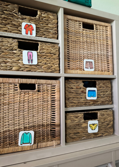 Ideen-BuildPlay3D2 Blaues 3D-gedrucktes Steckpuzzle aus mehreren Teilen auf Holztisch