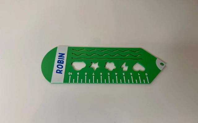 Lineal-Schablone mit Namen – personalisiertes 3D-Druck-Projekt für Kinder Personalisierte grüne 3D-gedruckte Schablone mit Lineal und Namensaufdruck „Robin“