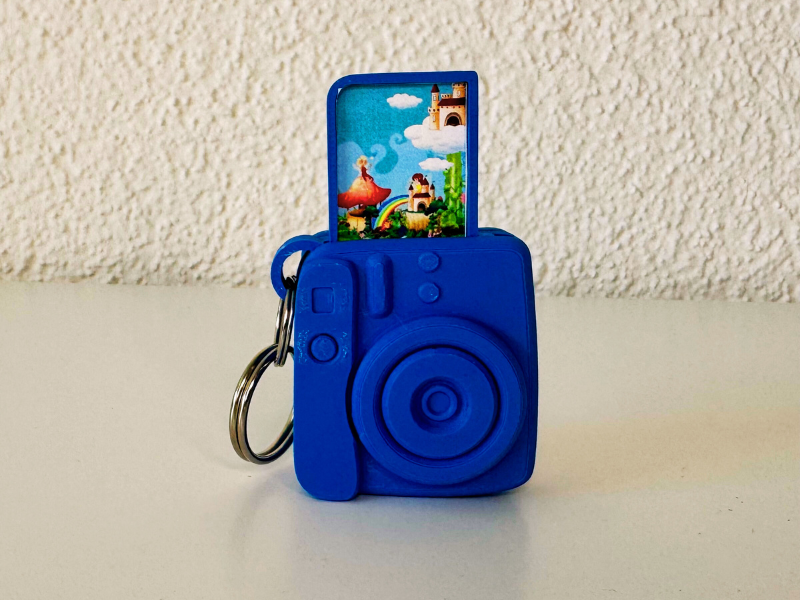 Mini Kamera-Schlüsselanhänger aus dem 3D-Drucker – mit eigenem Foto personalisierbar 3D-gedruckter Kamera-Schlüsselanhänger in Blau mit kleinem eingeklebtem Foto