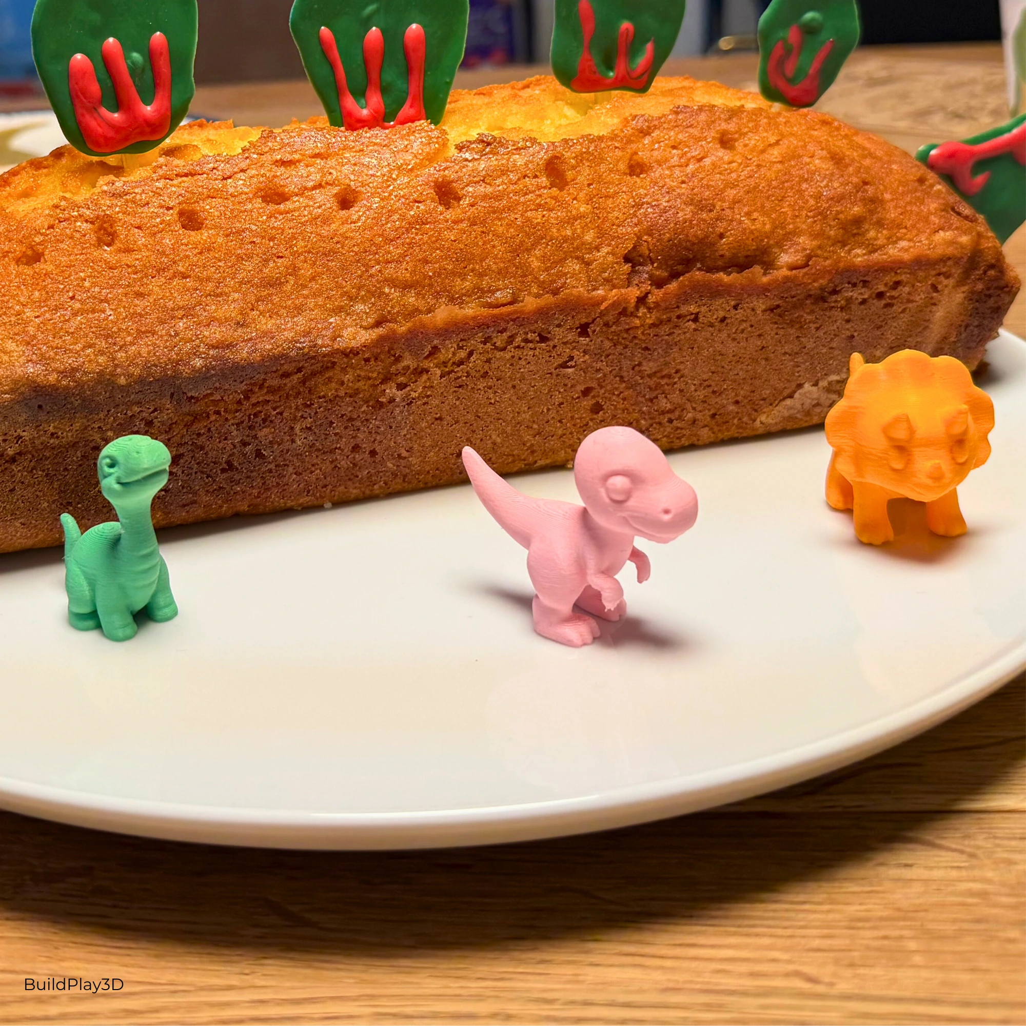 Kinderhand legt Buntstift in grünen 3D-gedruckten Dino-Stifthalter auf hellem Holztisch, umgeben von farbigen Stiften und Kinderzeichnung – kreative Geschenkidee aus dem Adventskalender 3D-Druck Teil 2 von BuildPlay3D.