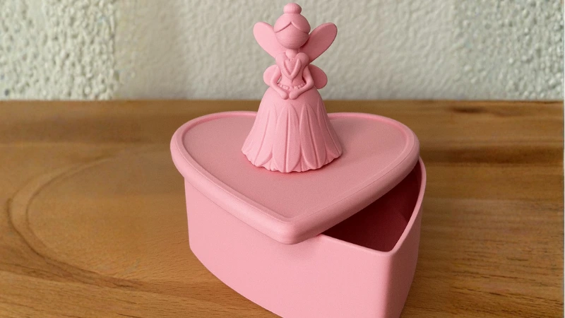 Finchen-Herzdose Rosa 3D-gedruckte Herzdose mit Blumenfee-Figur auf dem Deckel – liebevoll gestaltete Schmuckdose für kleine Schätze aus dem Adventskalender 3D-Druck Teil 2 von BuildPlay3D.