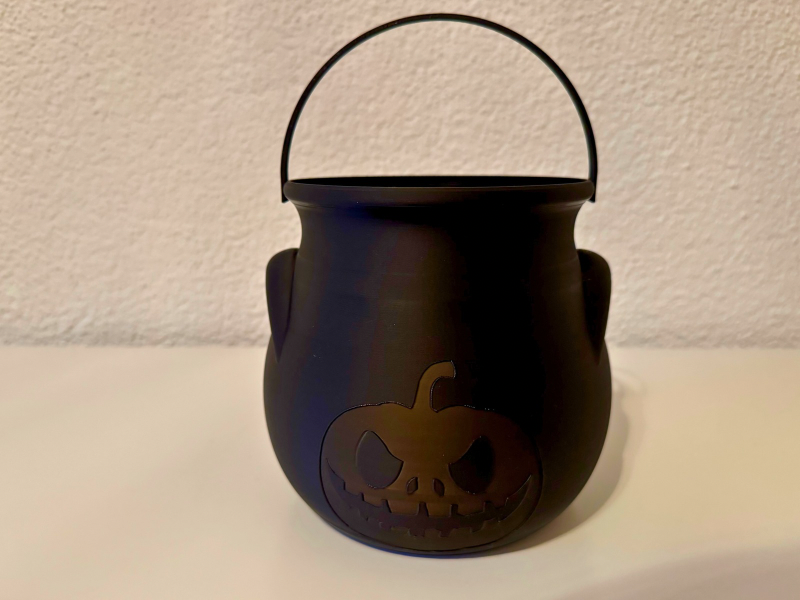 Halloween-2 Blaues 3D-gedrucktes Steckpuzzle aus mehreren Teilen auf Holztisch