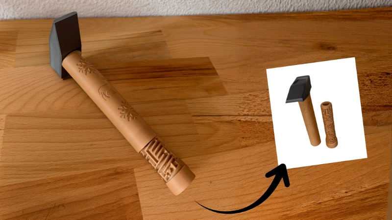 3D-gedruckter Hammer mit Geheim-Labyrinth im Griff auf hellem Holztisch – kreatives Puzzle-Werkzeug aus dem Adventskalender 3D-Druck Teil 2 von BuildPlay3D.
