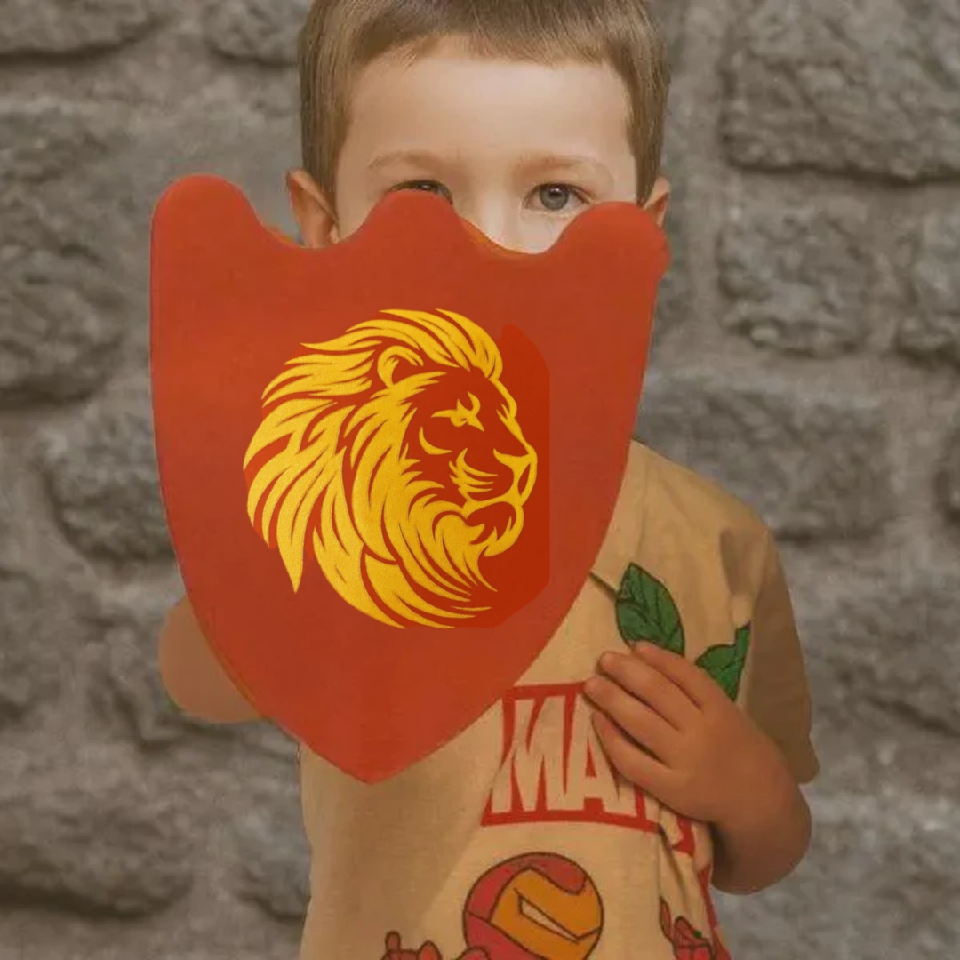Kind hält ein rotes 3D-gedrucktes Ritterschild mit gelbem Löwenmotiv vor sich