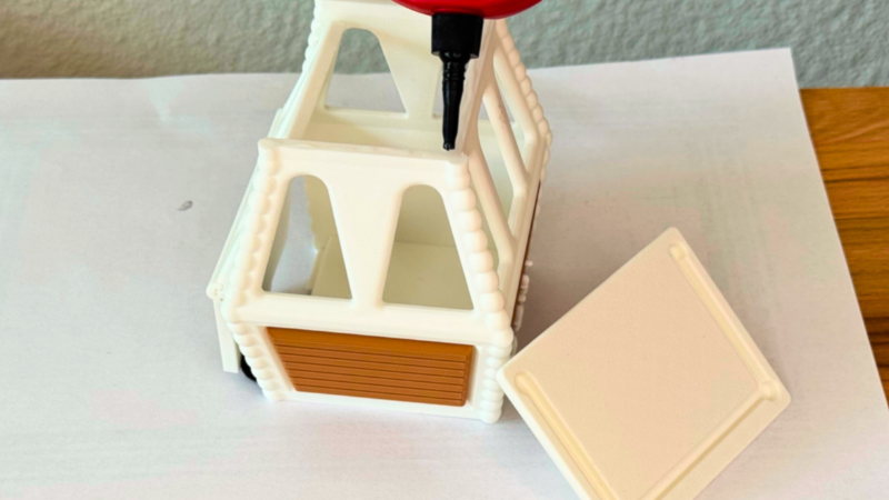 Dach der 3D-Gondel ankleben Beim letzten Schritt wird das Dach der 3D-gedruckten Weihnachtsgondel mit Sekundenkleber befestigt.