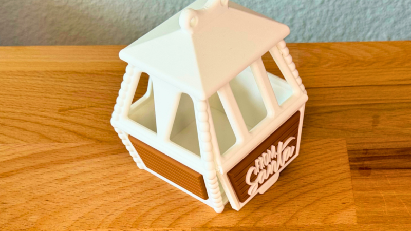 Bügelperlen und Steckplatten in bunten Farben mit dem Schriftzug „BUILD“ – kreative Bastelidee für Kinder und Familien in Kombination mit 3D-Druck-Zubehör.