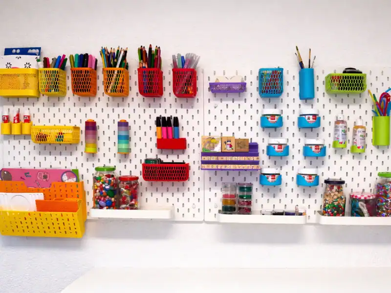 Skadis Board für Kinder mit Bastelecke in der Küche, organisiert mit 3D-gedruckten Haltern für Stifte, Farben, Perlen und Bastelmaterial