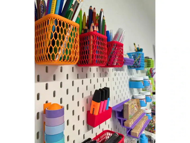 Skadis Board für Kinder mit 3D-gedruckten Stiftehaltern und Bastelmaterial in einer organisierten Bastelecke