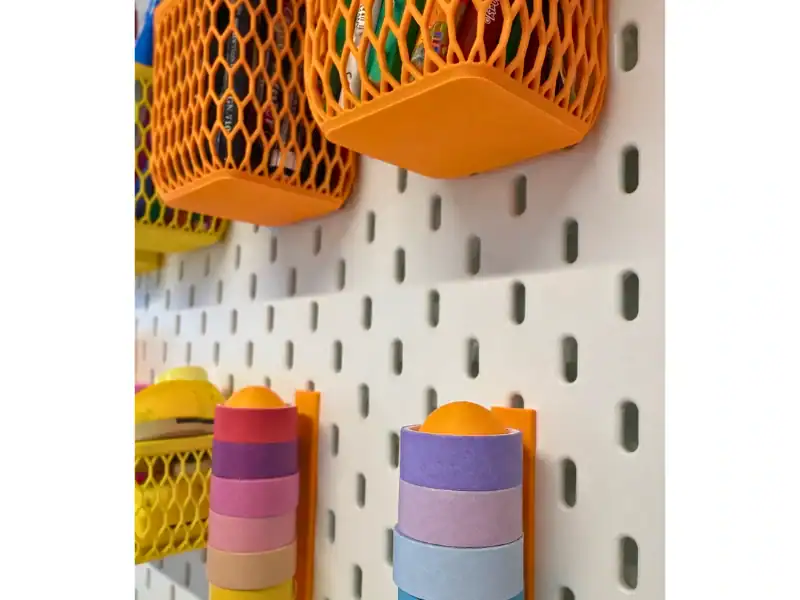 Detailaufnahme eines Skadis Boards für Kinder mit 3D-gedruckten Haltern für Washi-Tape, Stifte und Bastelmaterial