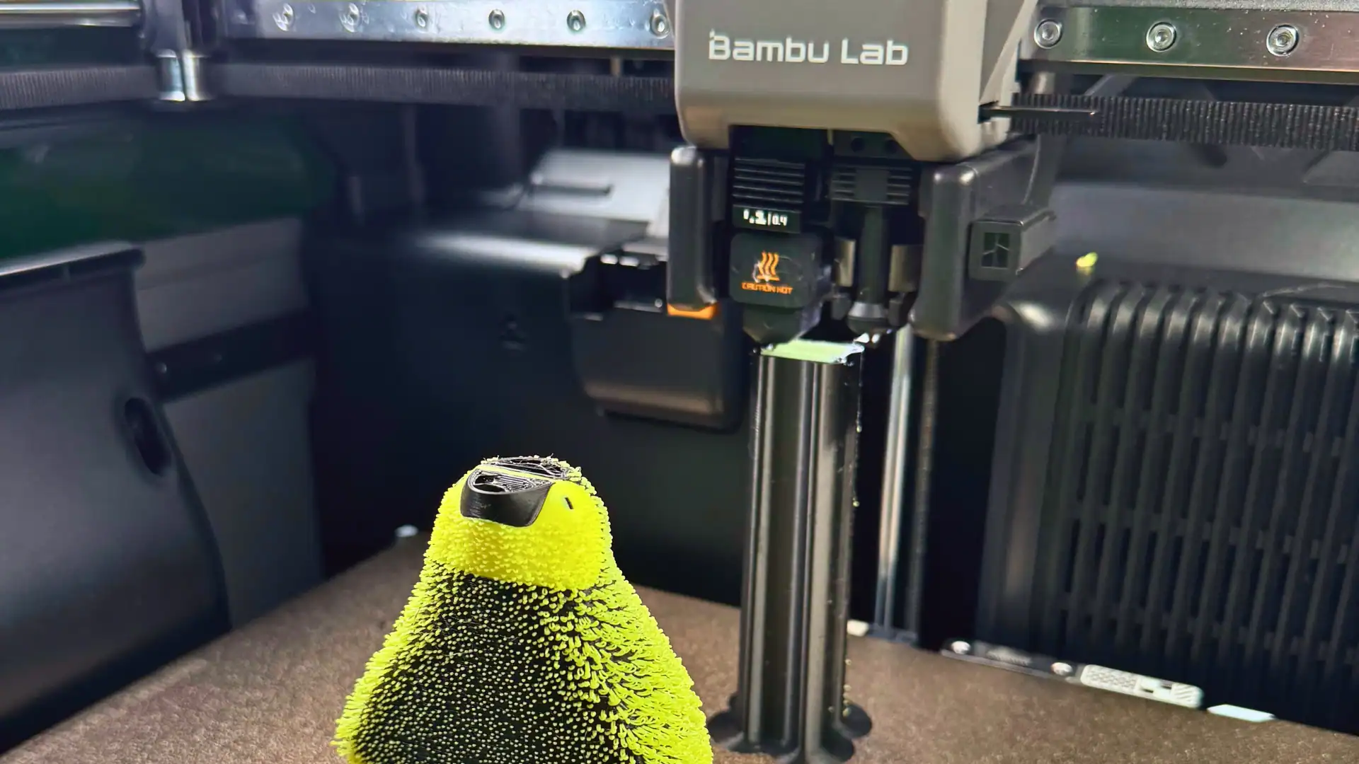 Bambu Lab H2C 3D-Drucker beim Drucken einer Figur mit Fuzzy-Skin-Oberfläche