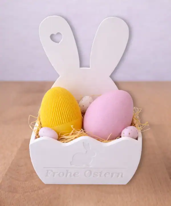 3D-gedruckter Osterkorb in Hasenform mit Ostereiern als moderne Osterdeko