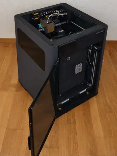 Fertig aufgebauter Bambu Lab H2C 3D-Drucker mit geöffneter Tür, bereit für den ersten Druck.