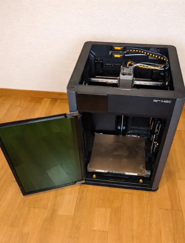 Fertig aufgebauter Bambu Lab H2C 3D-Drucker mit geöffneter Tür, bereit für den ersten Druck.